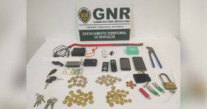Detido pela GNR em flagrante enquanto furtava lavandaria em Barcelos. Conduzia viatura furtada.