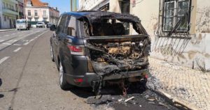 Range Rover Incendiado em Alcântara - Imagem de Vitor Duarte