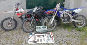 Motociclos furtados em Stand em Sintra, recuperados pela GNR em Cascais