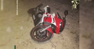 Motociclo Yamaha, vermelho, branco e preto, furtado, recuperado pela GNR na Quinta do Conde