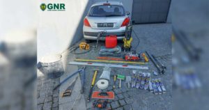 Peugeot 207 cinzento e material de construção, furtados, recuperados pela GNR em Fafe