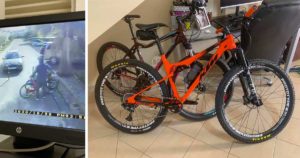 Bicicleta KTM de cor laranja, furtada em Vilamoura
